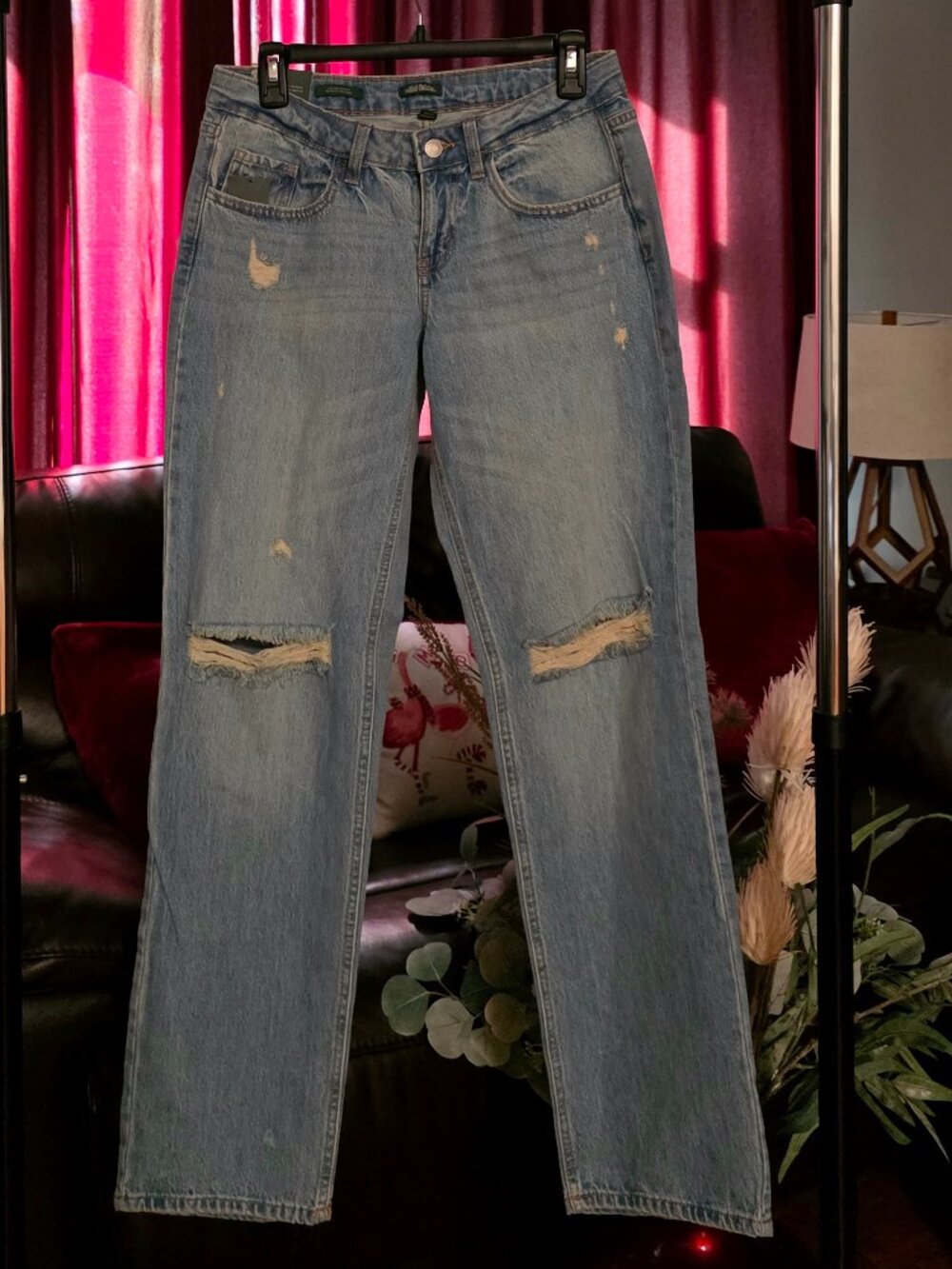 MID-RISE STRAIGHT RIPPED JEANS!